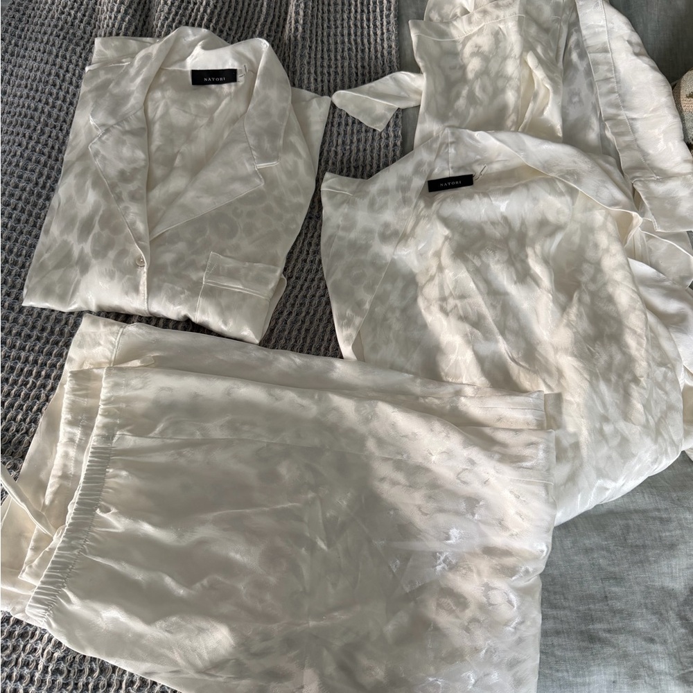 Natori Decadence Cream Pajamas Set with robe - Picture 2 of 10